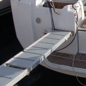 Perfekte Heckhalteung für Gangways montiert an einem Schiff von Sun Charter