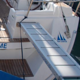 Sun Charter hat die ersten montierten Heckhalteungen für Gangways