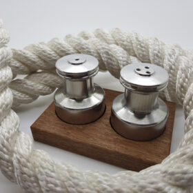 Die Salz- und Pfefferstreuer können einzeln oder im praktischen 2er-Set auf einem edlem Holzbrett geliefert werden.