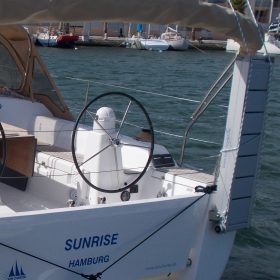 Eine montierte Heckhalteung für Gangways von Sun Charter