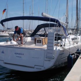 Hoch geklappte Gangway auf einem Boot montiert an der Heckhalterung von SWI-TEC