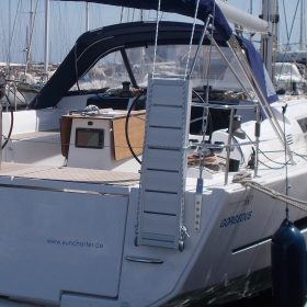 Hoch geklappte Gangway an der neuen Heckhalteung von SWI-TEC. Praktisch, einfach und zuverlässig