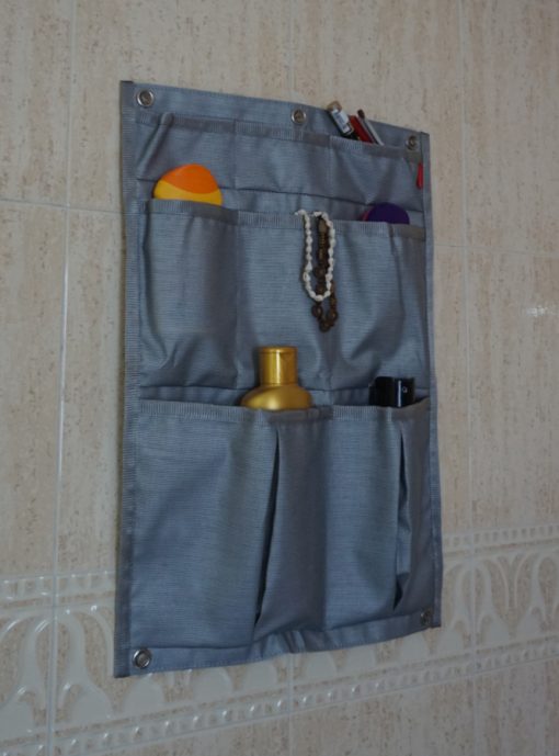 Die Universal Wandtasche eignet sich perfekt für feuchte und nasse Räume und bietet genug Platz
