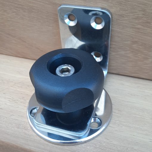 SWI-TEC boat accessories offer detachable angle brackets with which the dinghy bracket can be attached to the bathing platform.