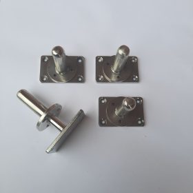 4 Hülsen (Rondelle Ø 40 mm, Außendurchmesser Hülse Ø 15 mm, Tiefe: 50 mm) und  4 Gegenstücke mit Bolzen (60 x 40 mm).