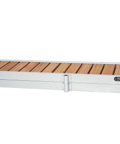 Die zweifach klappbare Gangway ist besonders leicht und einfach in der Handhabung, während das IPE Holz an Bord für ein edles Design sorgt.