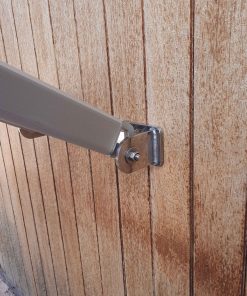 With our stainless steel stern bracket you can safely and stably step onto the gangway and board.