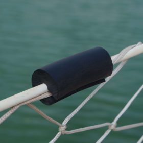 Perfekter Begleiter für entspannte Segeltörns: Die Gummihülse sorgt dafür, dass Ihre Getränke immer in Reichweite sind.