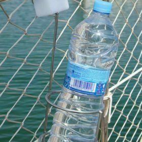 Praktische Lösung: Nutzen Sie die Hülse, um Ihren Flaschenhalter bequem am Relingsdraht anzubringen - immer griffbereit.