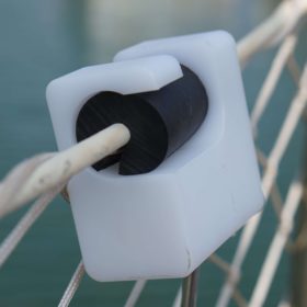 Nie mehr Getränke verschütten: Mit der Gummihülse befestigen Sie unsere Getränkehalter sicher am Relingsdraht.