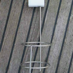 Schnelle Befestigung: Klemmen Sie die Halterung an die Reling oder Relingstütze, drehen Sie sie um 90°, und schon ist sie sicher fixiert.