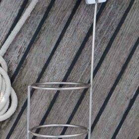 Erfrischung in Reichweite: Mit unseren Halterungen genießen Sie Ihr kühles Getränk in der Nähe der Reling - einfach und praktisch.