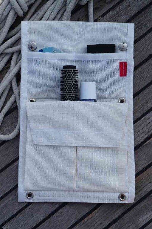 Vielseitig und anpassbar: Die Relingtasche gibt es in weiß oder grau und lässt sich dank der T-Naxe einfach an jeder Reling befestigen.