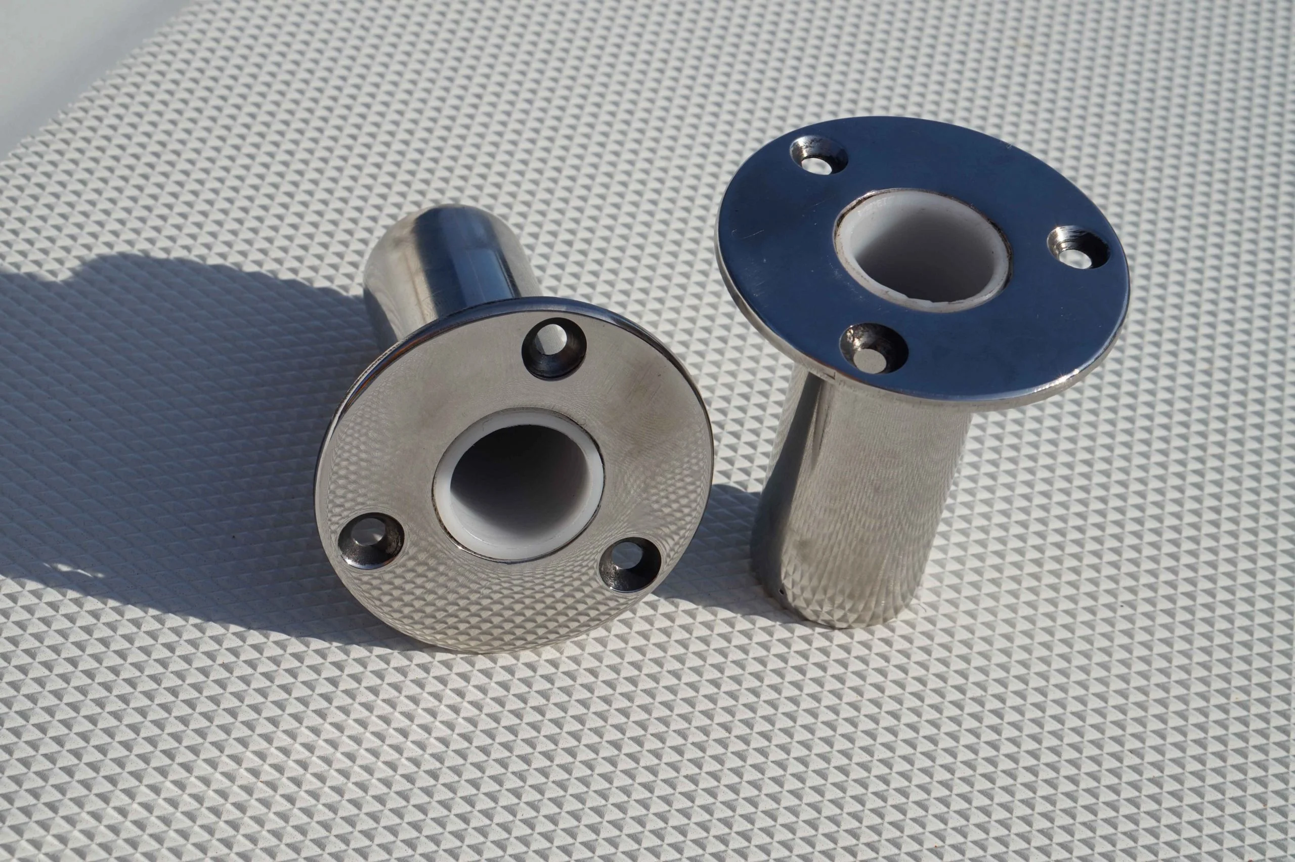 Das Sonnensegelsystem im 2er Set für Relinge mit Teleskoprohr und senkrechten Einbauhülsen. Die Halterungen, sowie die Einbauhülsen werden serienmäßig mit Kunststoffbuchsen geliefert um zu verhindern dass die Stangen lästige Geräusche erzeugen.