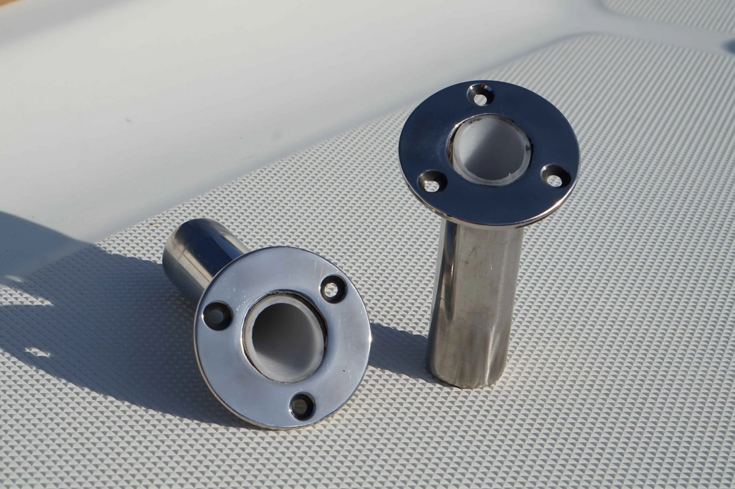 Das Sonnensegelsystem im 2er Set für Relinge mit Teleskoprohr und schrägen Einbauhülsen. Die Halterungen, sowie die Einbauhülsen werden serienmäßig mit Kunststoffbuchsen geliefert um zu verhindern dass die Stangen lästige Geräusche erzeugen.