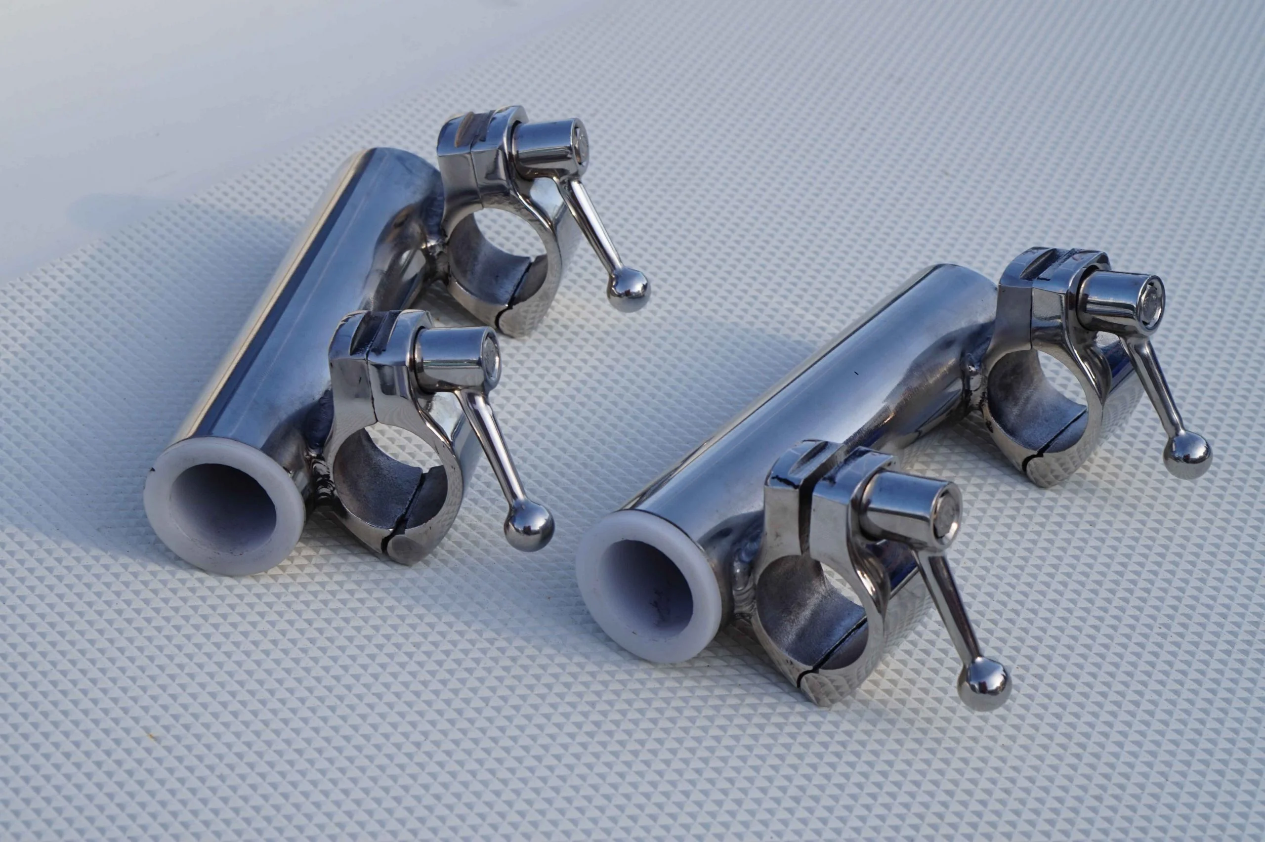 Unser flexibles Sonnensegel System ist die perfekte Lösung für alle, die sich im Hafen oder vor Anker vor der Sonne schützen möchten.