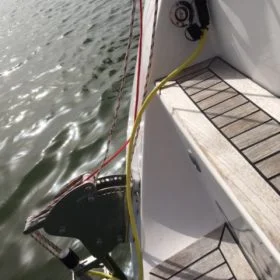 Der Hydro Charger Wassergenerator kann problemlos montiert werden und bietet jederzeit Strom an Bord.