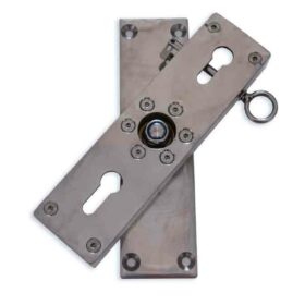 Durch die schwenkbare Halterung bleibt der Hydro Charger immer senkrecht im Wasser und passt sich der Bewegung des Schiffes an