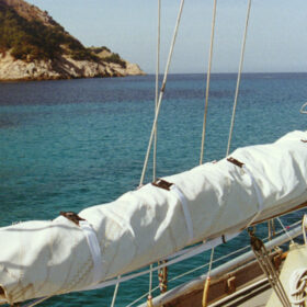 Sail tie