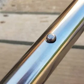 Viele Boote sind ohne Sonnenschutz ausgestattet, was besonders im Hafen oder bei Ankern zu einem vollen Sonnenbad führen kann. Selbst wenn ein Bimini vorhanden ist, gibt es oft keine Abdeckung für die hintere Sitzbank oder die Sonnenliege am Bug. Da die Sonnenstrahlen immer stärker werden, ist ein Sonnenschutz dringend erforderlich.