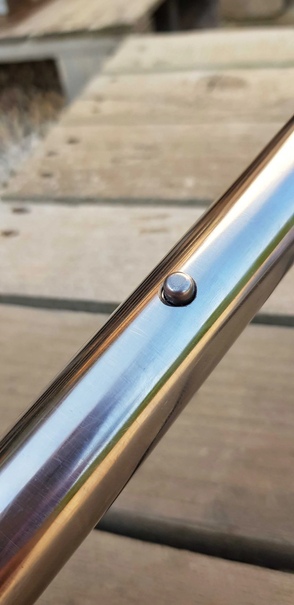 Viele Boote sind ohne Sonnenschutz ausgestattet, was besonders im Hafen oder bei Ankern zu einem vollen Sonnenbad führen kann. Selbst wenn ein Bimini vorhanden ist, gibt es oft keine Abdeckung für die hintere Sitzbank oder die Sonnenliege am Bug. Da die Sonnenstrahlen immer stärker werden, ist ein Sonnenschutz dringend erforderlich.