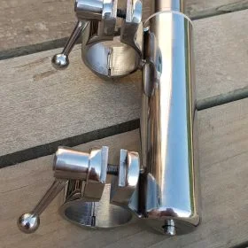 Unser Sonnensegel System bietet Schatten an Bord für Motor- und Segelboote. Es ist flexibel und bietet sechs verschiedene Einstellmöglichkeiten mit einem Teleskoprohr, das bis zu 190 cm ausgezogen werden kann. Das System ist für Boote mit oder ohne Reling erhältlich und das Sonnensegel kann in weiß oder blau bestellt werden. Bitte beachten Sie, dass das Sonnensegel nicht im Lieferumfang enthalten ist und separat bestellt werden muss.