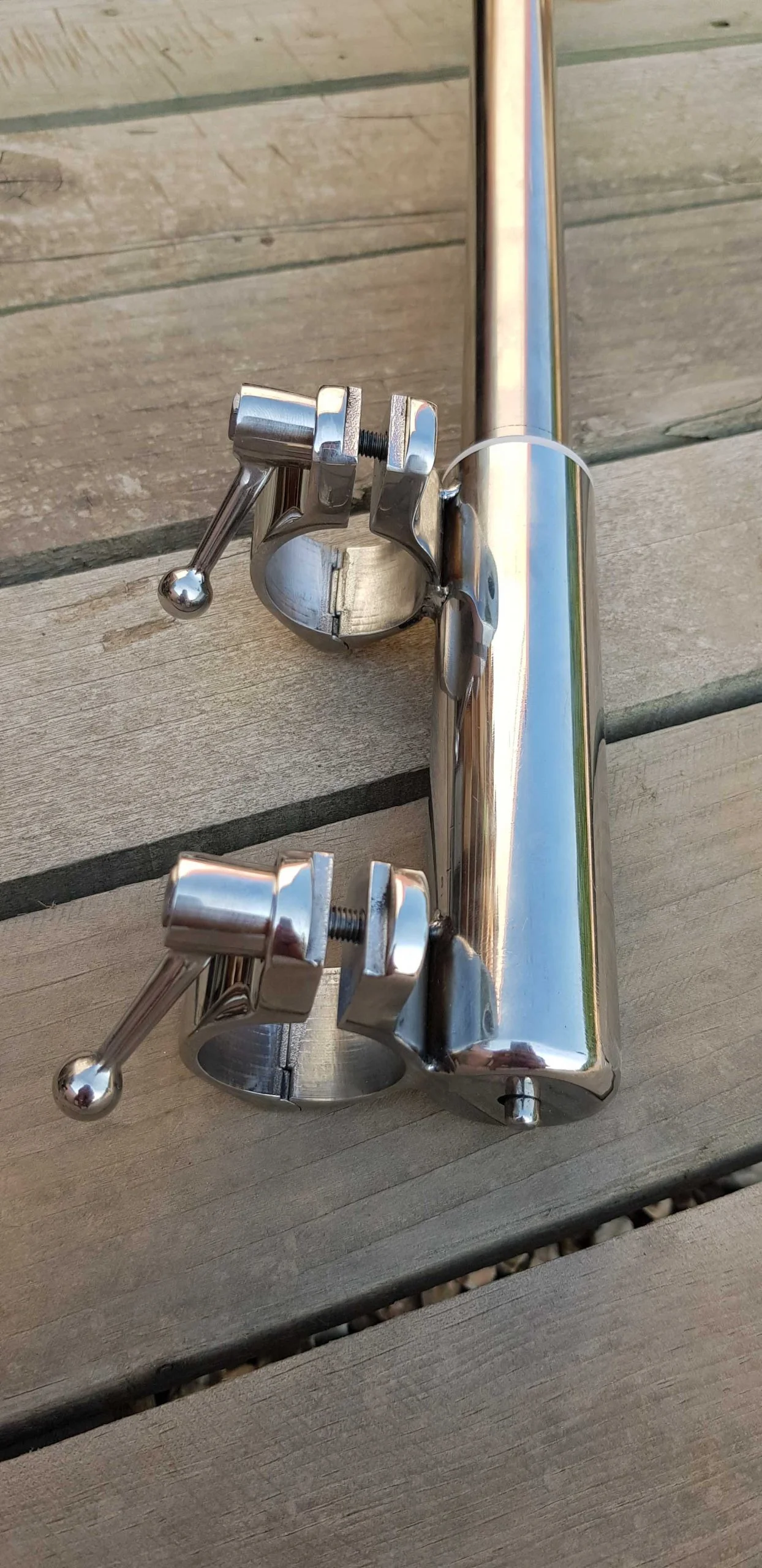 Unser Sonnensegel System bietet Schatten an Bord für Motor- und Segelboote. Es ist flexibel und bietet sechs verschiedene Einstellmöglichkeiten mit einem Teleskoprohr, das bis zu 190 cm ausgezogen werden kann. Das System ist für Boote mit oder ohne Reling erhältlich und das Sonnensegel kann in weiß oder blau bestellt werden. Bitte beachten Sie, dass das Sonnensegel nicht im Lieferumfang enthalten ist und separat bestellt werden muss.