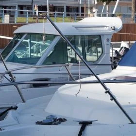 Viele Boote sind ohne Sonnenverdeck und auch bei einem Bimini bleibt die hintere Sitzbank oder die Sonnenliege am Bug oft ungeschützt. Mit unserem flexiblen System bieten wir eine Lösung für alle gängigen Sport- und Segelboote an.