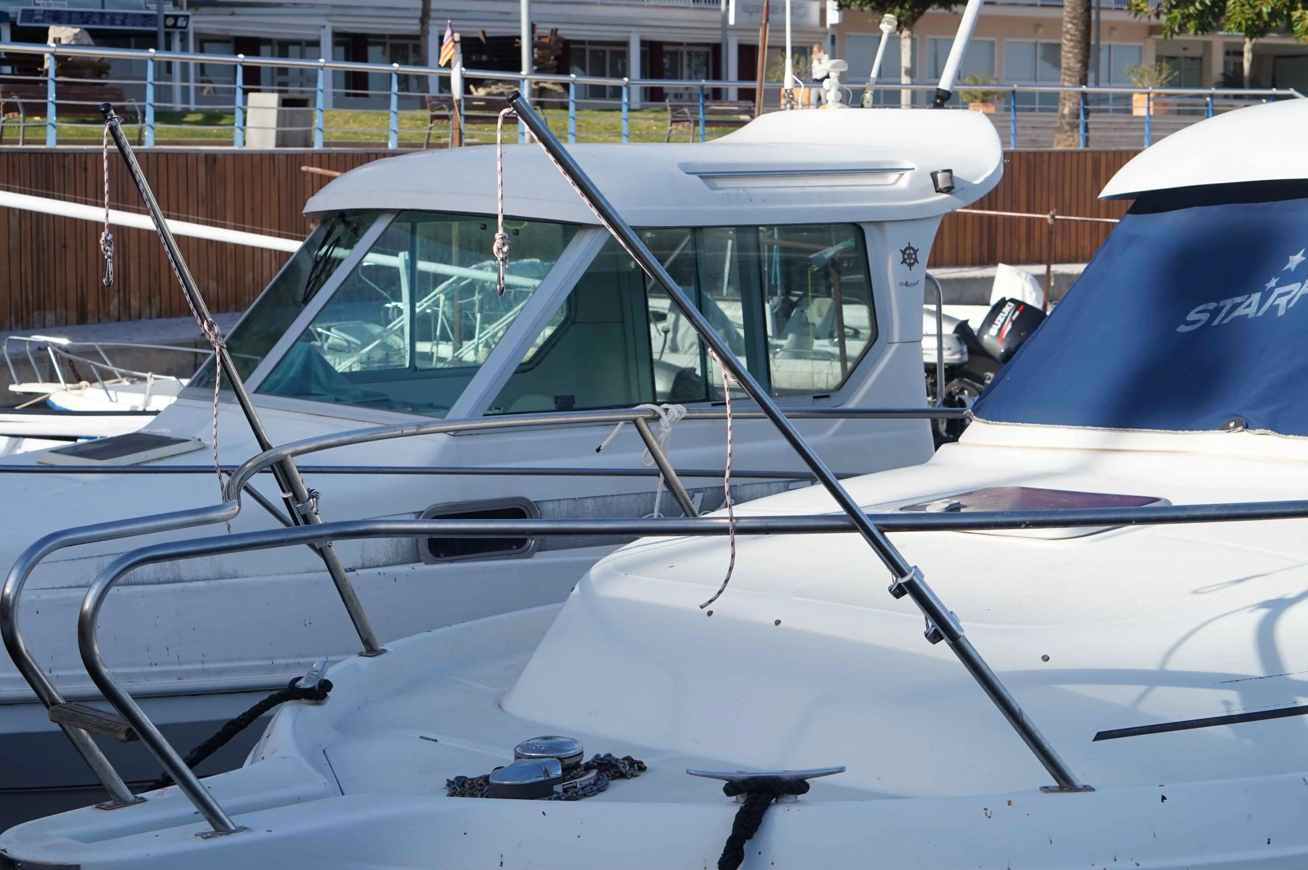 Viele Boote sind ohne Sonnenverdeck und auch bei einem Bimini bleibt die hintere Sitzbank oder die Sonnenliege am Bug oft ungeschützt. Mit unserem flexiblen System bieten wir eine Lösung für alle gängigen Sport- und Segelboote an.