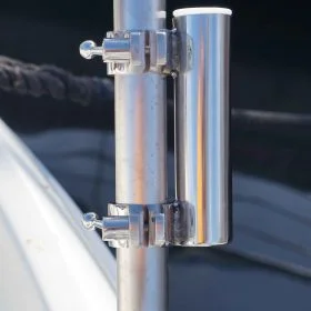 Die Halterungen werden an eine passende Relingstütze mit den Schnellverschlüssen angeschraubt, danach die Stange eingesteckt und alles ist bereit um das Sonnensegel aufzuhängen. Das geschieht sehr einfach mit den angebrachten Leinen und Karabinern. (Das Sonnensegel kann entweder von uns oder von Ihrem Sattler nach Maß angefertigt werden)