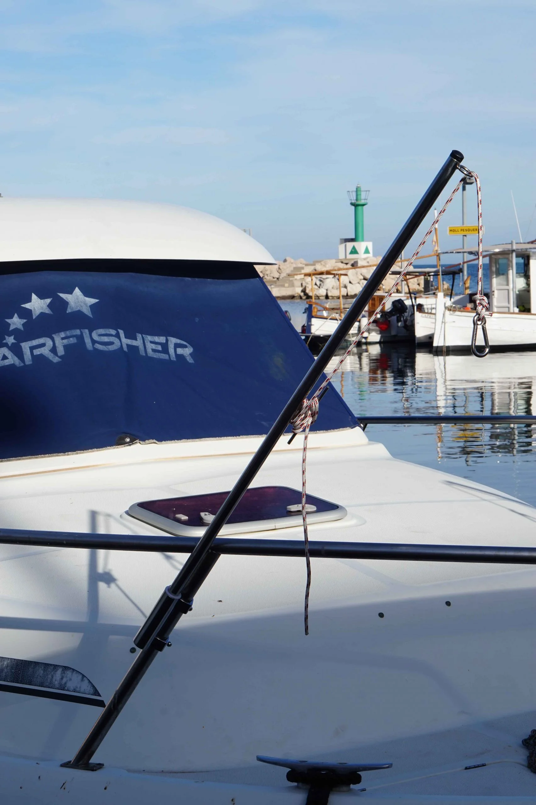 Egal ob Motor- oder Segelboot, unser Sonnensegel System ist die perfekte Lösung für alle, die im Hafen oder vor Anker Schatten benötigen.