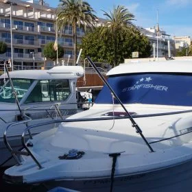 Viele Boote haben kein Sonnenverdeck und man ist im Hafen oder vor Anker der Sonne voll ausgesetzt. Gerne hätte man etwas Schatten. Auch wenn die Boote mit einem Bimini ausgerüstet sind, gilt dasselbe für die hintere Sitzbank, bzw. Sonnenliege am Bug. Da die Sonnenstrahlen immer aggressiver werden, ist ein Sonnenschutz unbedingt notwendig. Mit unserem flexiblen System haben wir eine Lösung für alle gängigen Sportboote und Segelboote entwickelt.
