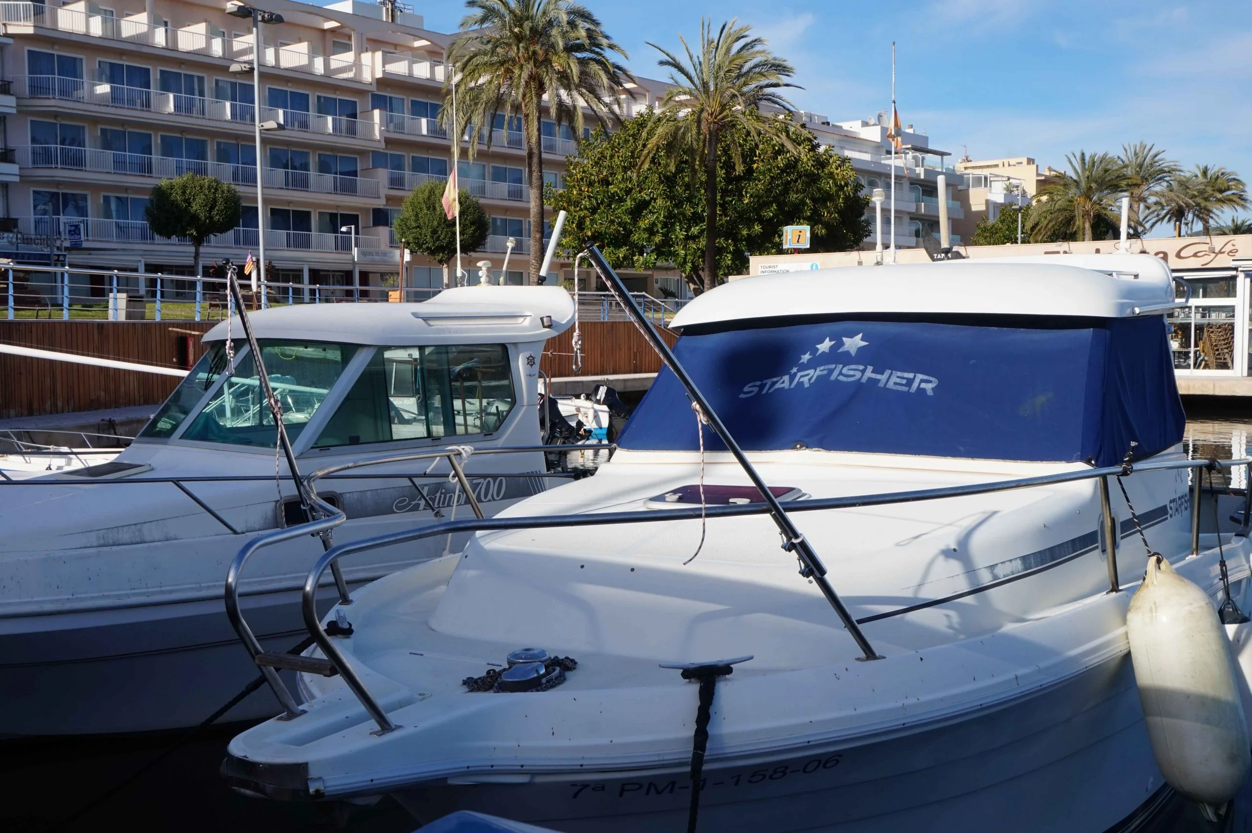 Viele Boote haben kein Sonnenverdeck und man ist im Hafen oder vor Anker der Sonne voll ausgesetzt. Gerne hätte man etwas Schatten. Auch wenn die Boote mit einem Bimini ausgerüstet sind, gilt dasselbe für die hintere Sitzbank, bzw. Sonnenliege am Bug. Da die Sonnenstrahlen immer aggressiver werden, ist ein Sonnenschutz unbedingt notwendig. Mit unserem flexiblen System haben wir eine Lösung für alle gängigen Sportboote und Segelboote entwickelt.