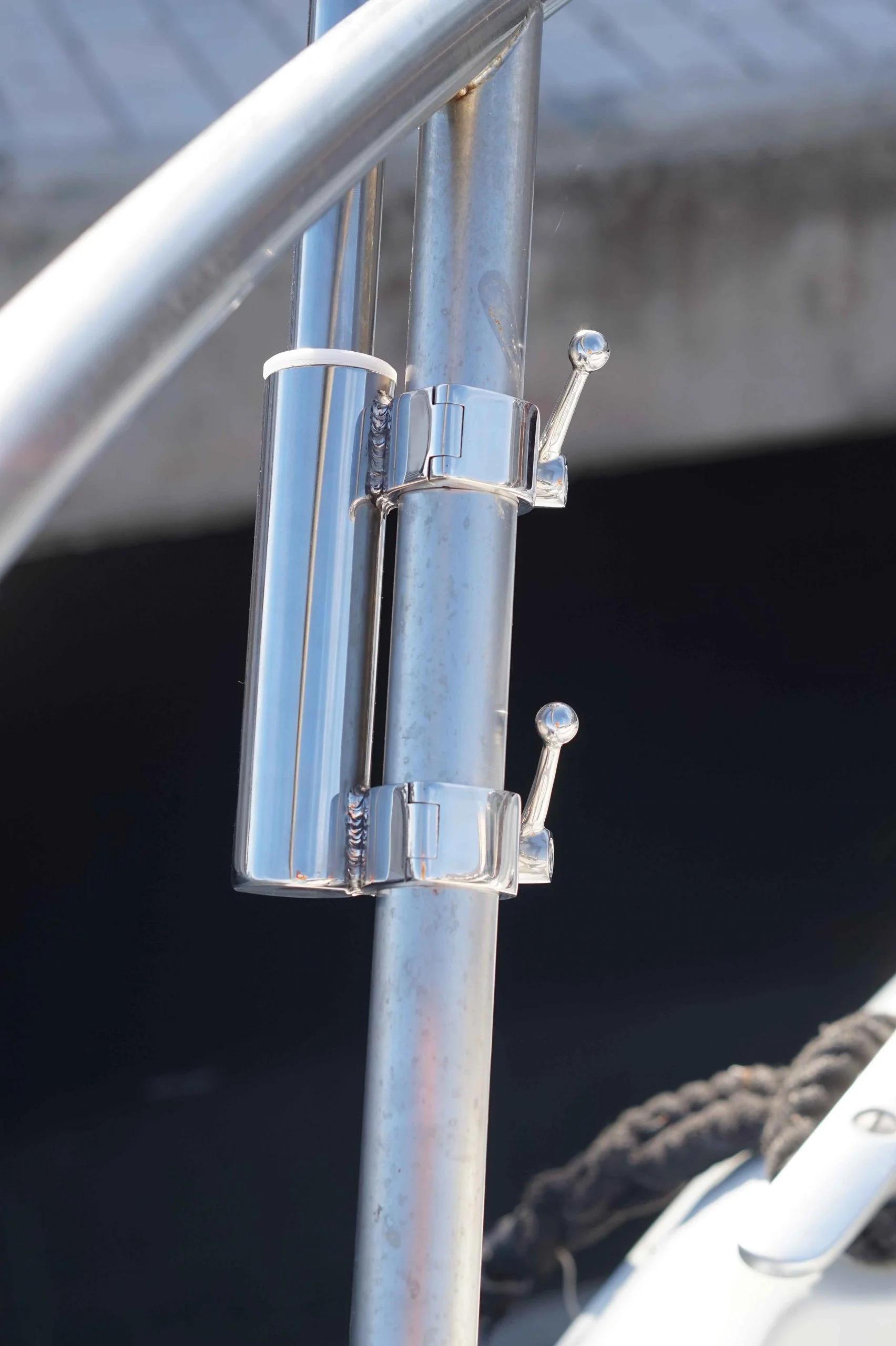 Schatten an Bord mit unserem Sonnensegel System Sonnensegel System im 2er Set für Relinge 22/25/30 mm mit Teleskoprohr 110 – 190 cm Unser Sonnensegel System eignet sich für Motor- und Segelboote.