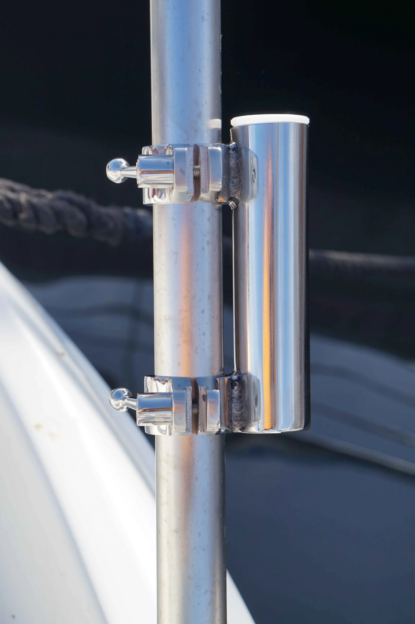 Die Halterungen werden an eine passende Relingstütze mit den Schnellverschlüssen angeschraubt, danach die Stange eingesteckt und alles ist bereit um das Sonnensegel aufzuhängen. Das geschieht sehr einfach mit den angebrachten Leinen und Karabinern. (Das Sonnensegel kann entweder von uns oder von Ihrem Sattler nach Maß angefertigt werden)