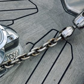 Der Kugelverbinder für Anker und Ankerkette an Bord montiert an einer Ankerkette