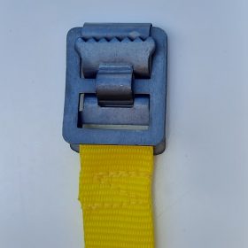 Der vielseitig einsetzbare Klemmverschluss aus eloxiertem Aluminium eignet sich für 20 oder 25 mm breite Gurtbänder.