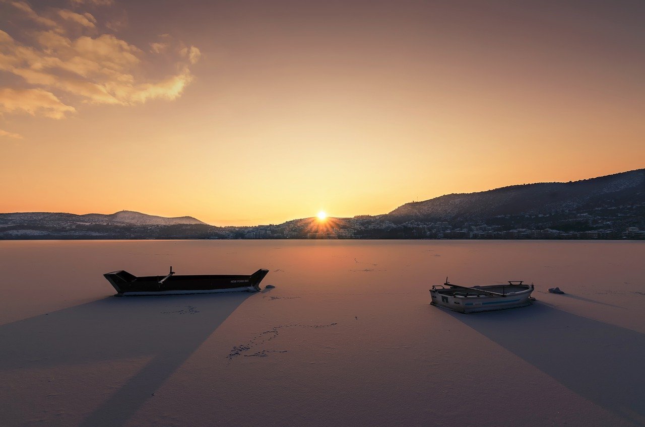 Sonnenuntergang auf einem eingeeisten See